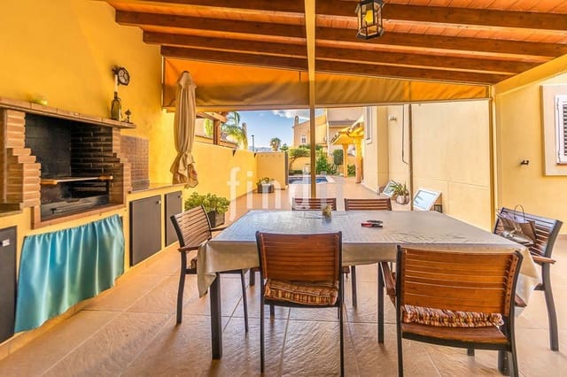 4 sovrum Villa till salu i Benidorm med pool - 750 000 € (Ref: 9402942)