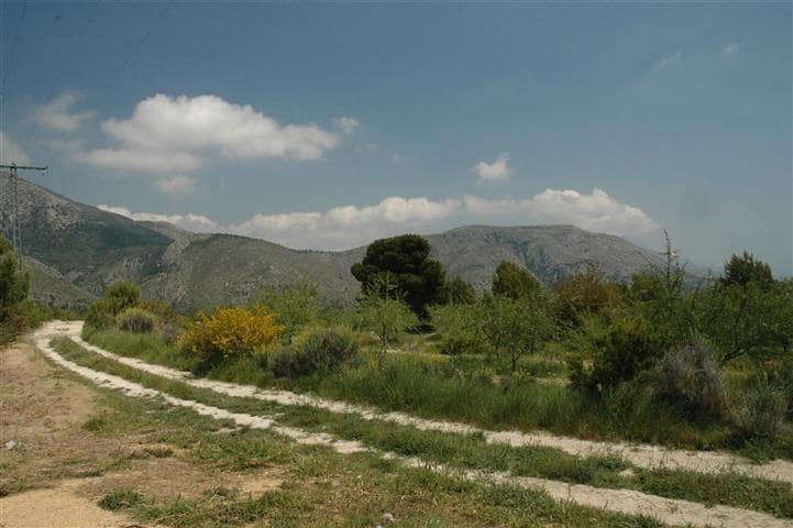 Grunde uden byggetilladelser til salg i Guadalest - € 85.000 (Ref: 4952376)