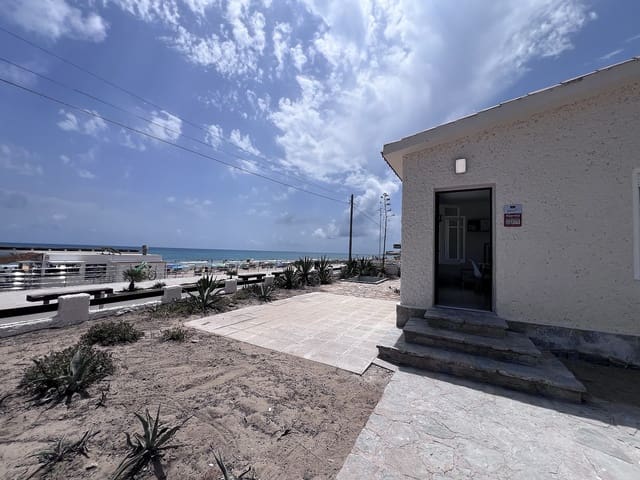 3 makuuhuone Huvila myytävänä paikassa Los Europeos, Torrevieja mukana uima-altaan 
autotalli - 765 000 € (Ref: 9235153)