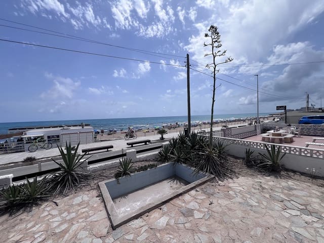 3 makuuhuone Huvila myytävänä paikassa Los Europeos, Torrevieja mukana uima-altaan 
autotalli - 765 000 € (Ref: 9235153)