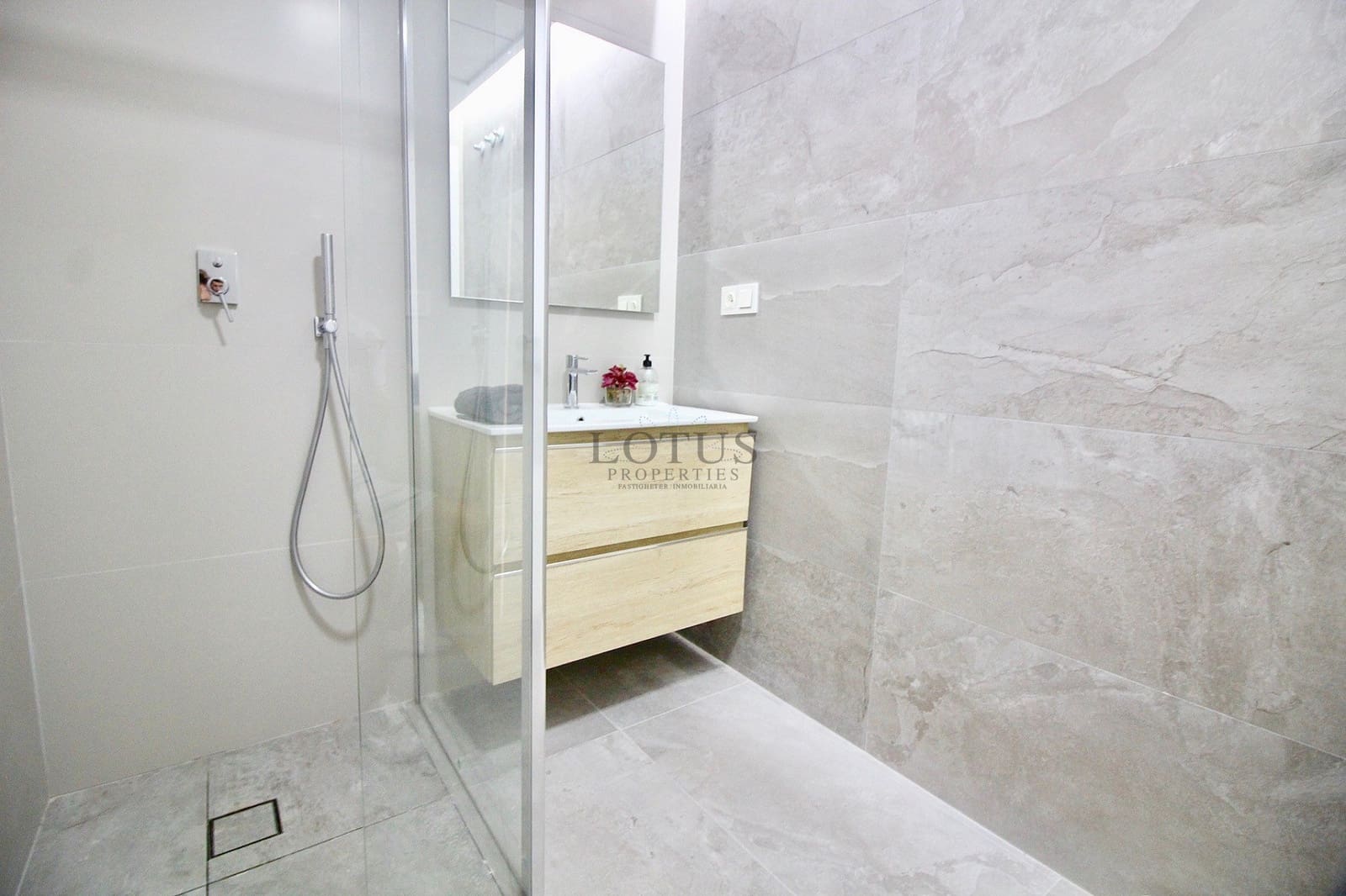 Apartamento de 3 habitaciones en Torrevieja en venta con piscina - 279.900 € (Ref: 9436710)