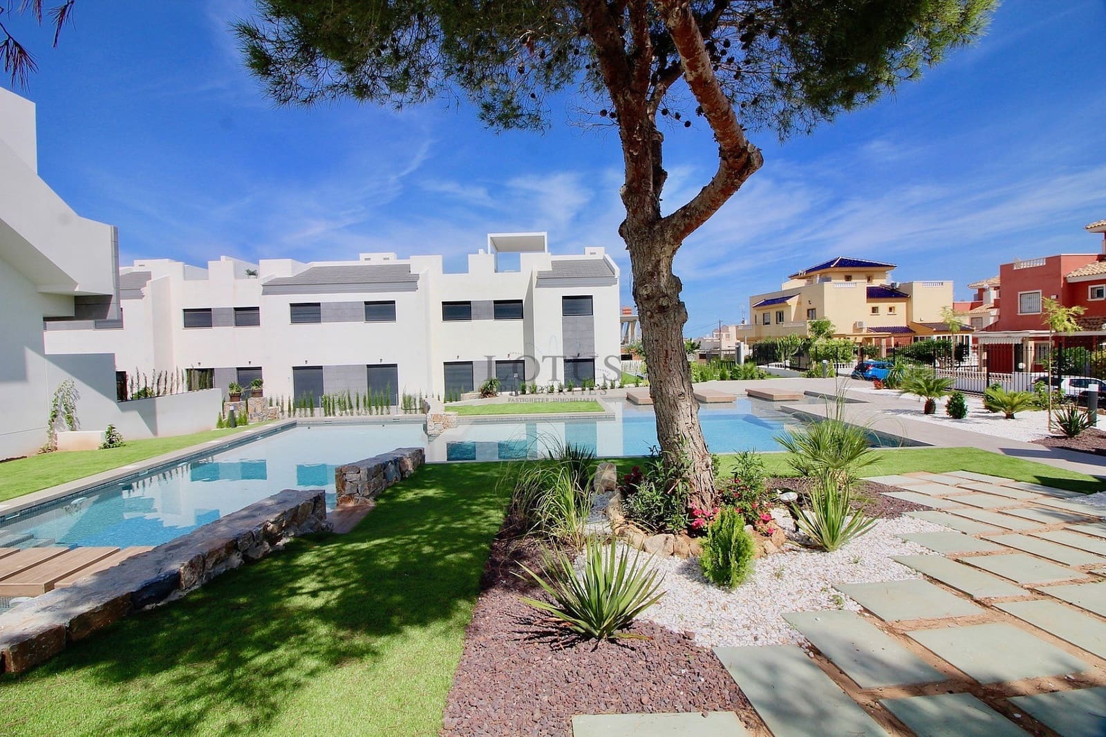 Apartamento de 3 habitaciones en Torrevieja en venta con piscina - 279.900 € (Ref: 9436710)