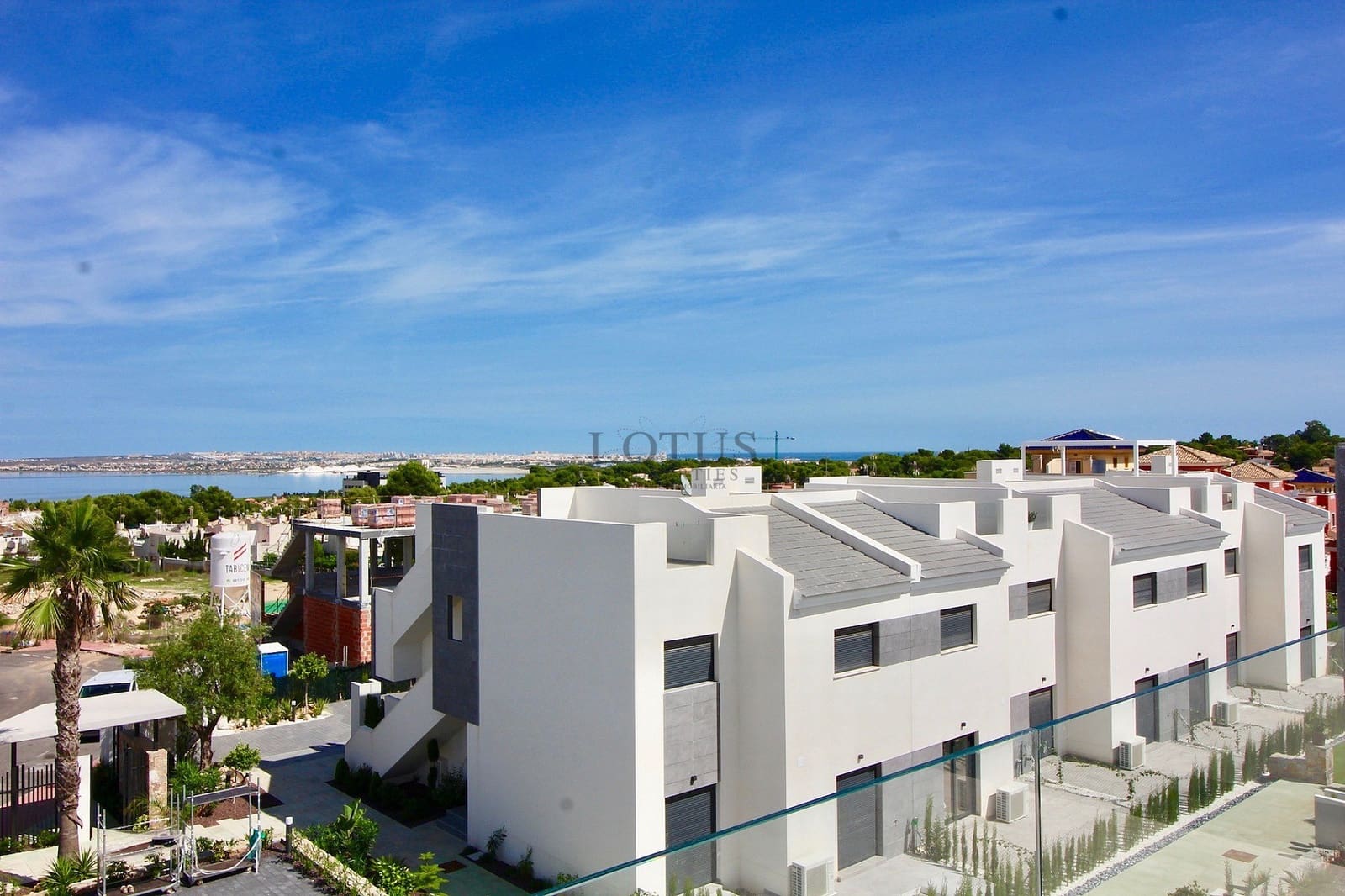 Apartamento de 3 habitaciones en Torrevieja en venta con piscina - 279.900 € (Ref: 9436710)