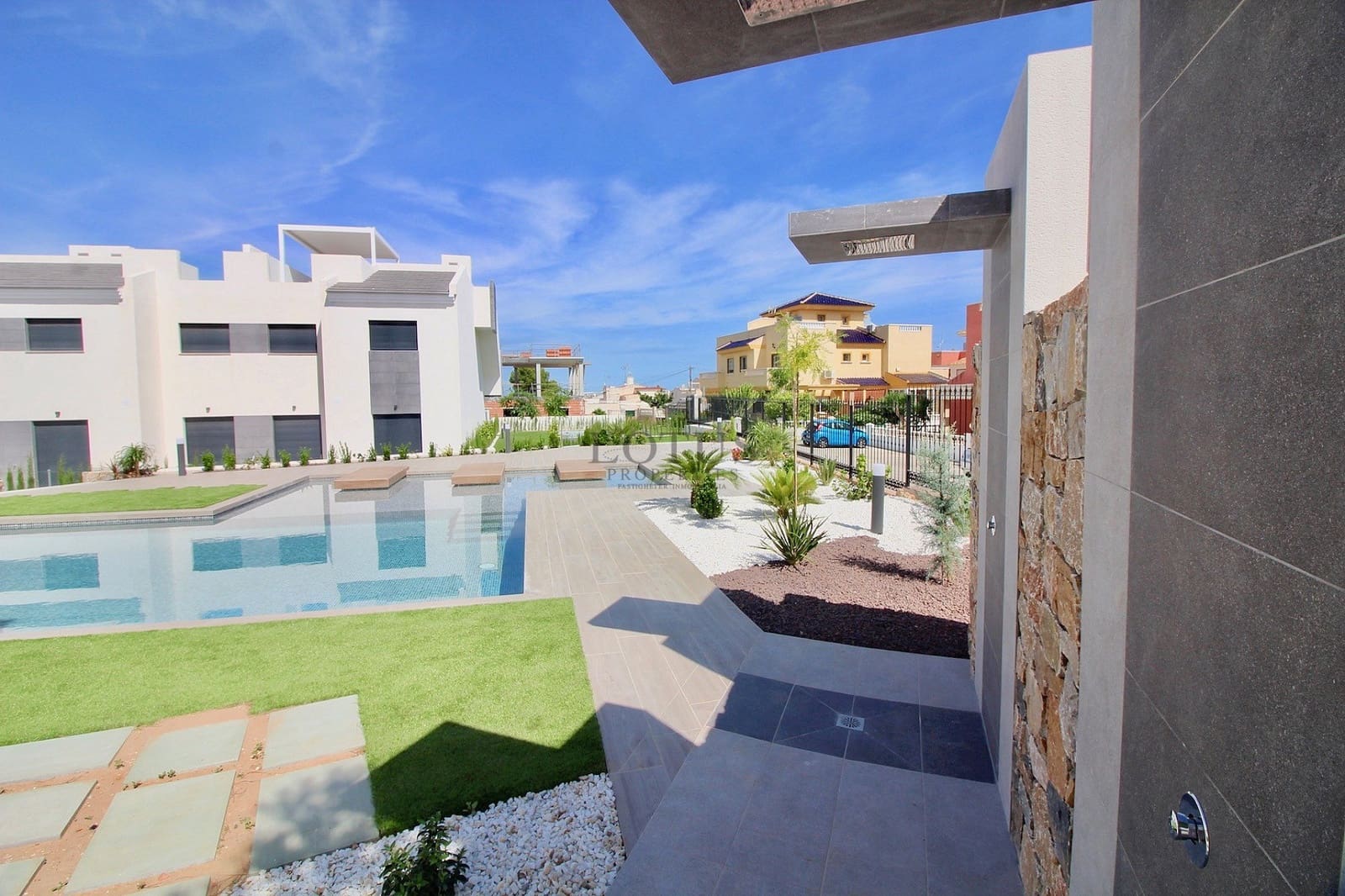 Apartamento de 3 habitaciones en Torrevieja en venta con piscina - 279.900 € (Ref: 9436710)