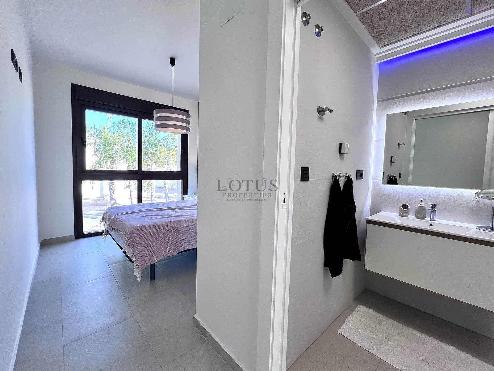 Bungalow de 3 habitaciones en Torrevieja en venta con piscina garaje - 315.000 € (Ref: 9453052)