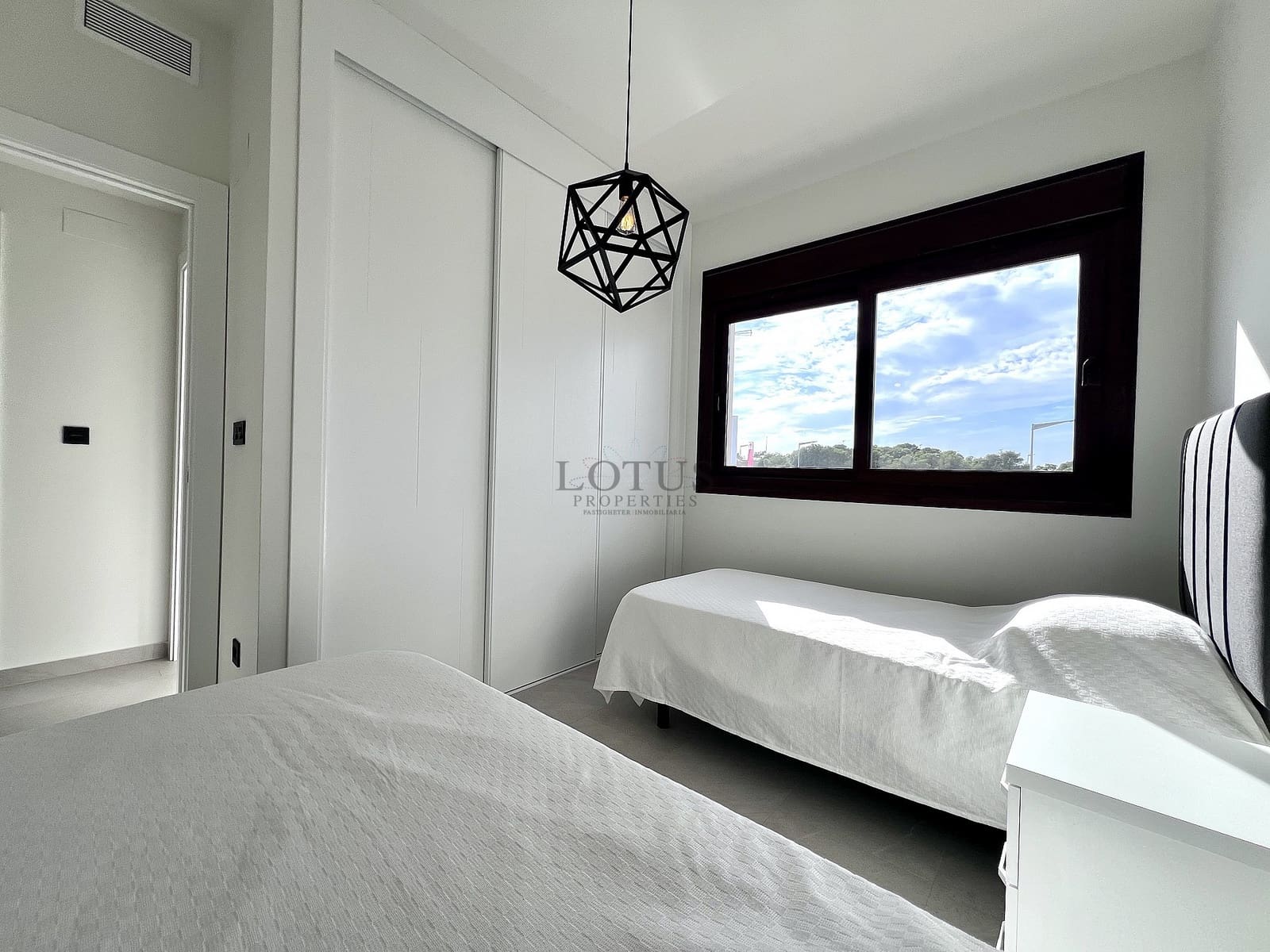 Bungalow de 3 habitaciones en Torrevieja en venta con piscina garaje - 315.000 € (Ref: 9453052)