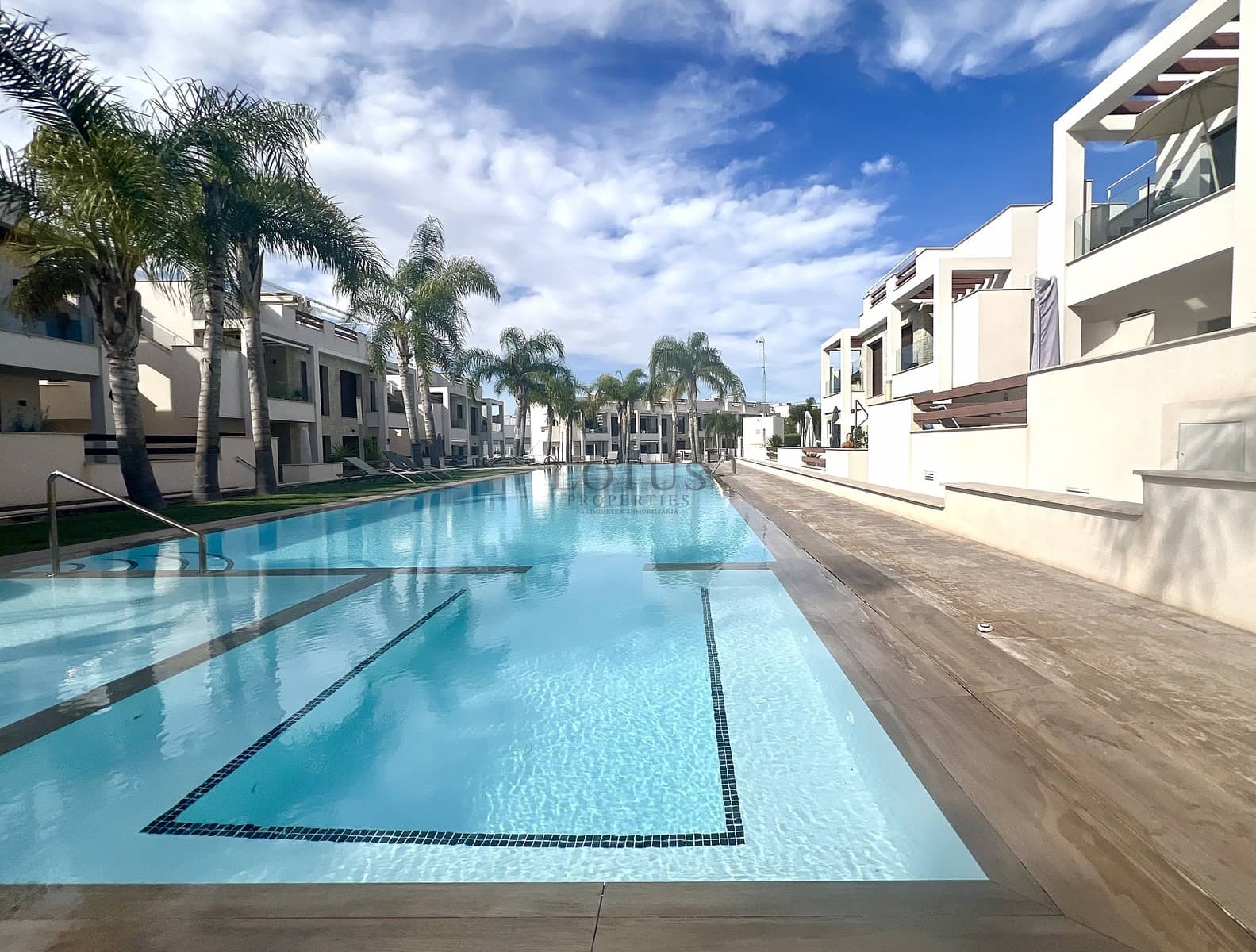 Bungalow de 3 habitaciones en Torrevieja en venta con piscina garaje - 315.000 € (Ref: 9453052)