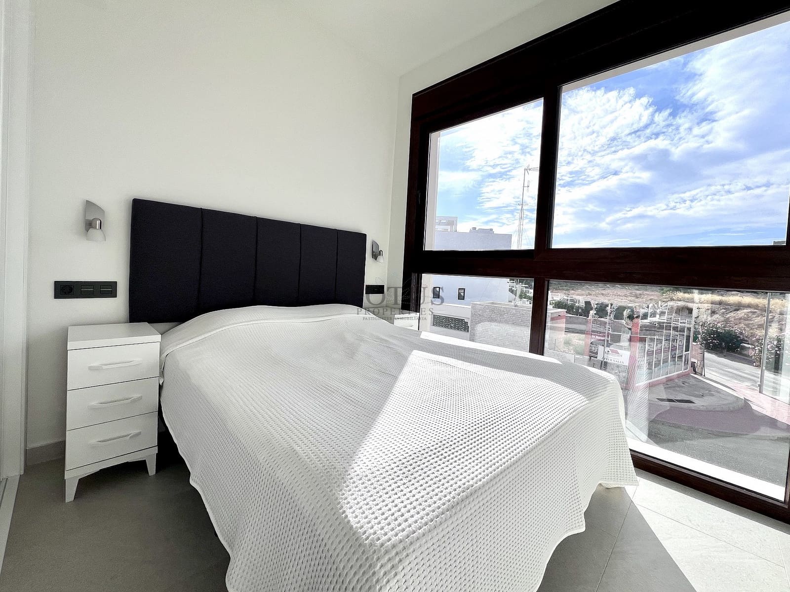 Bungalow de 3 habitaciones en Torrevieja en venta con piscina garaje - 315.000 € (Ref: 9453052)