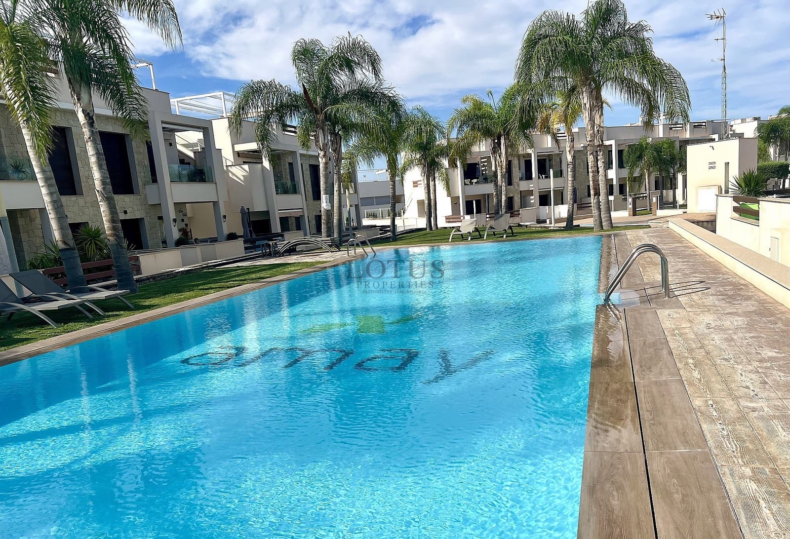 Bungalow de 3 habitaciones en Torrevieja en venta con piscina garaje - 315.000 € (Ref: 9453052)