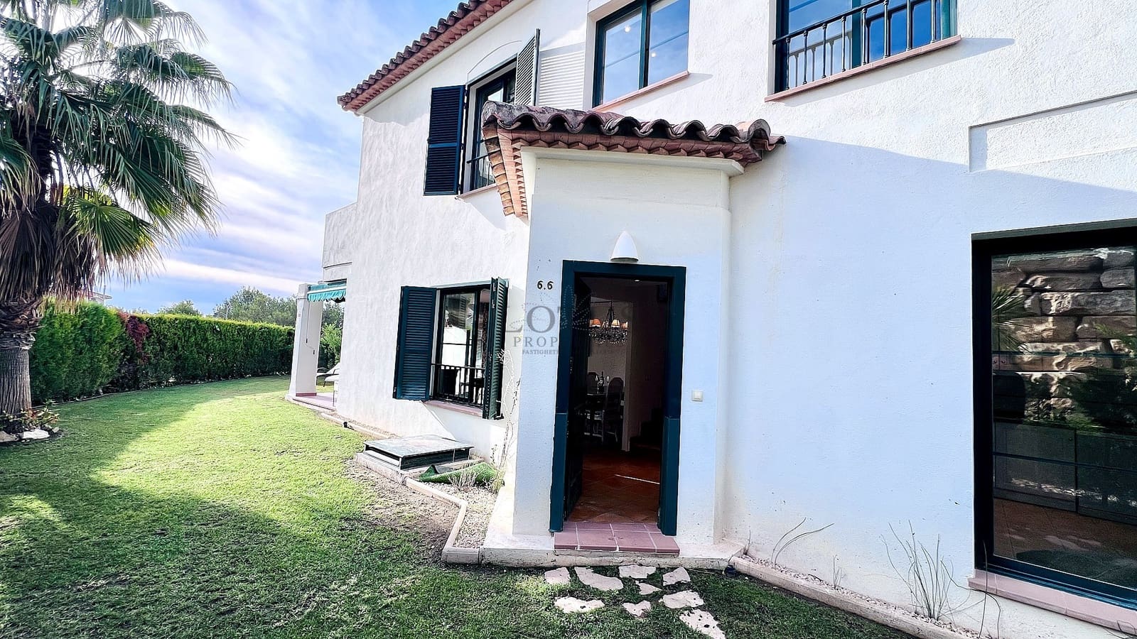 2 bedroom Townhouse for sale in Benidorm with pool - € 310,000 (Ref: 9496702)