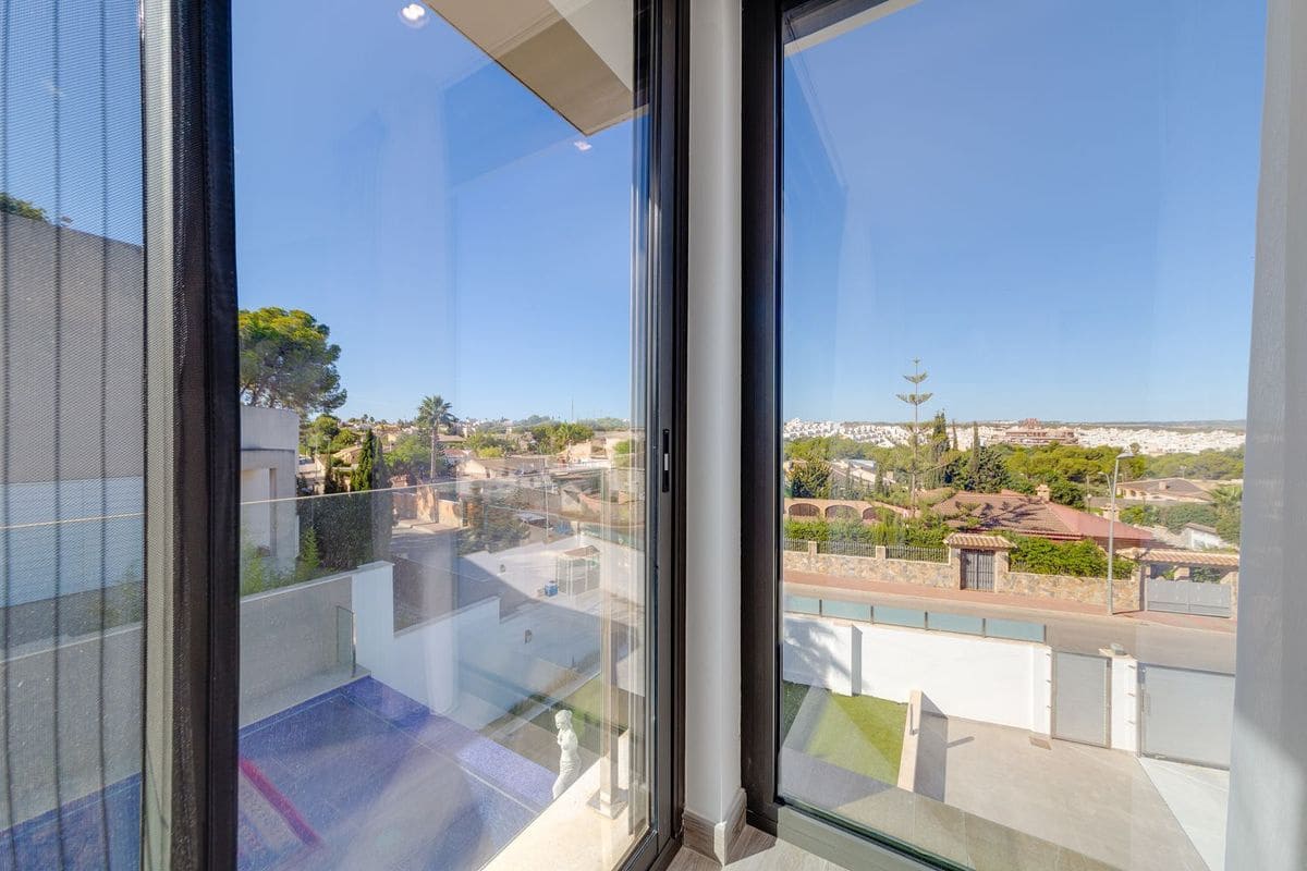 3 soveværelse Villa til salg i Torrevieja med swimmingpool garage - € 1.250.000 (Ref: 9702470)