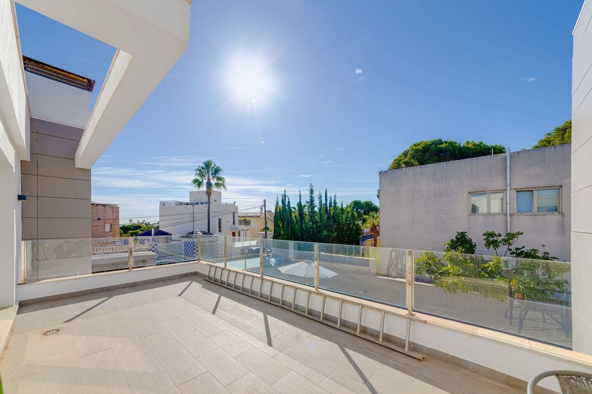 3 soveværelse Villa til salg i Torrevieja med swimmingpool garage - € 1.250.000 (Ref: 9702470)