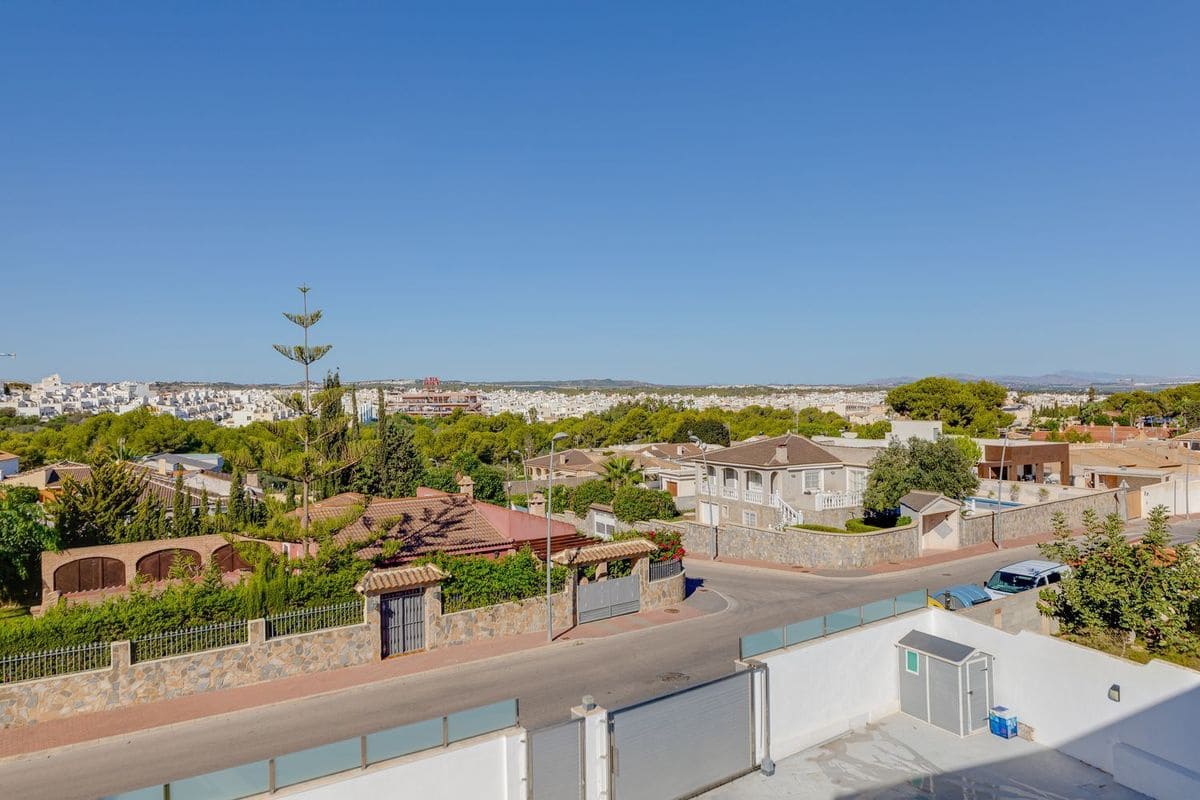 3 soveværelse Villa til salg i Torrevieja med swimmingpool garage - € 1.250.000 (Ref: 9702470)