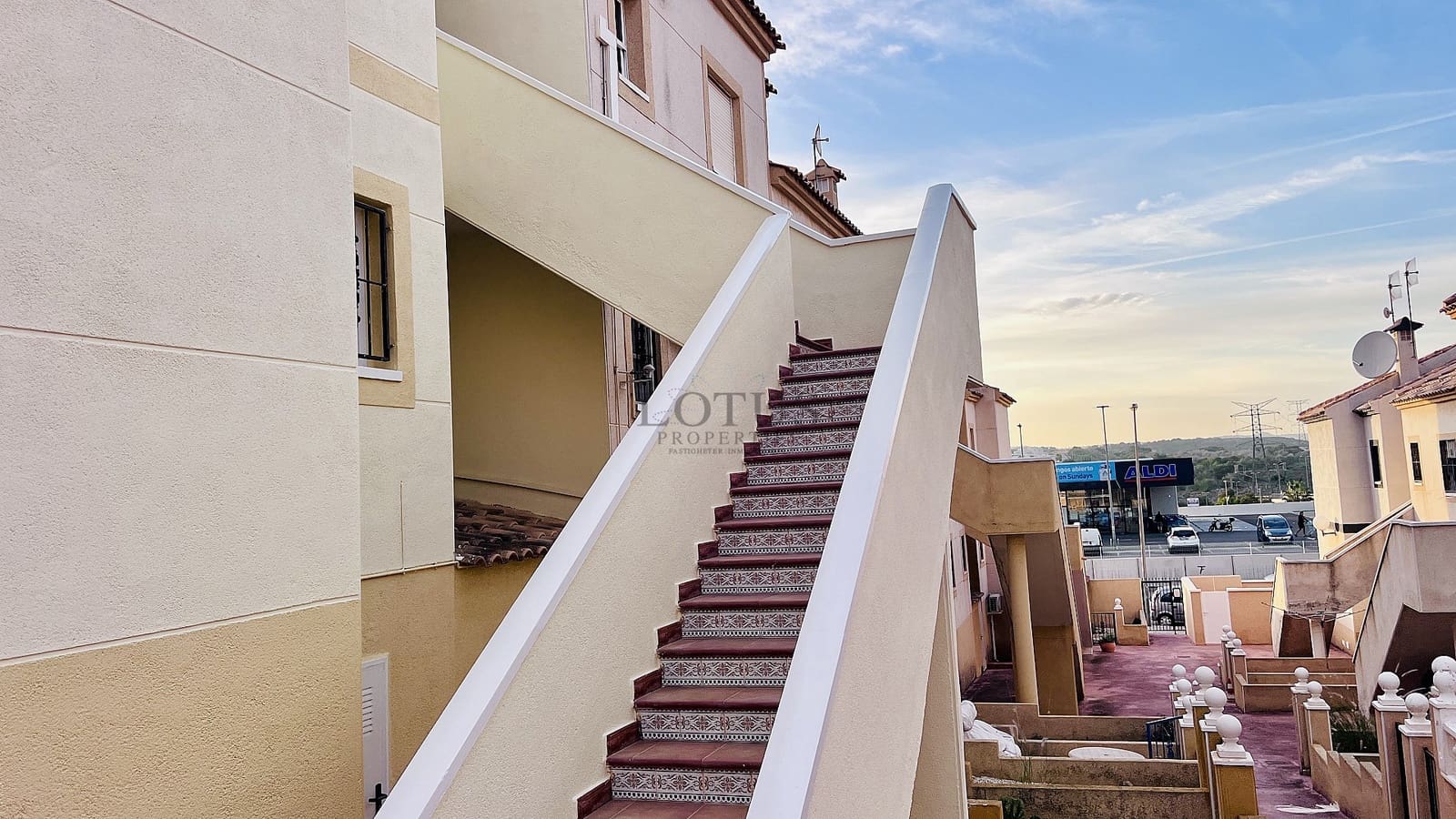 Bungalow de 2 habitaciones en Orihuela Costa en venta con piscina - 145.000 € (Ref: 9740103)