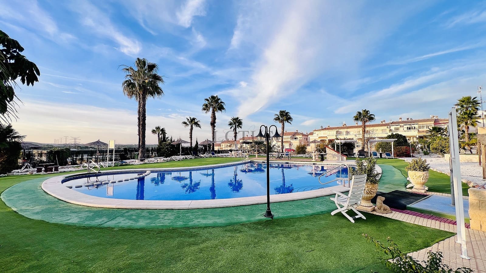 Bungalow de 2 habitaciones en Orihuela Costa en venta con piscina - 145.000 € (Ref: 9740103)