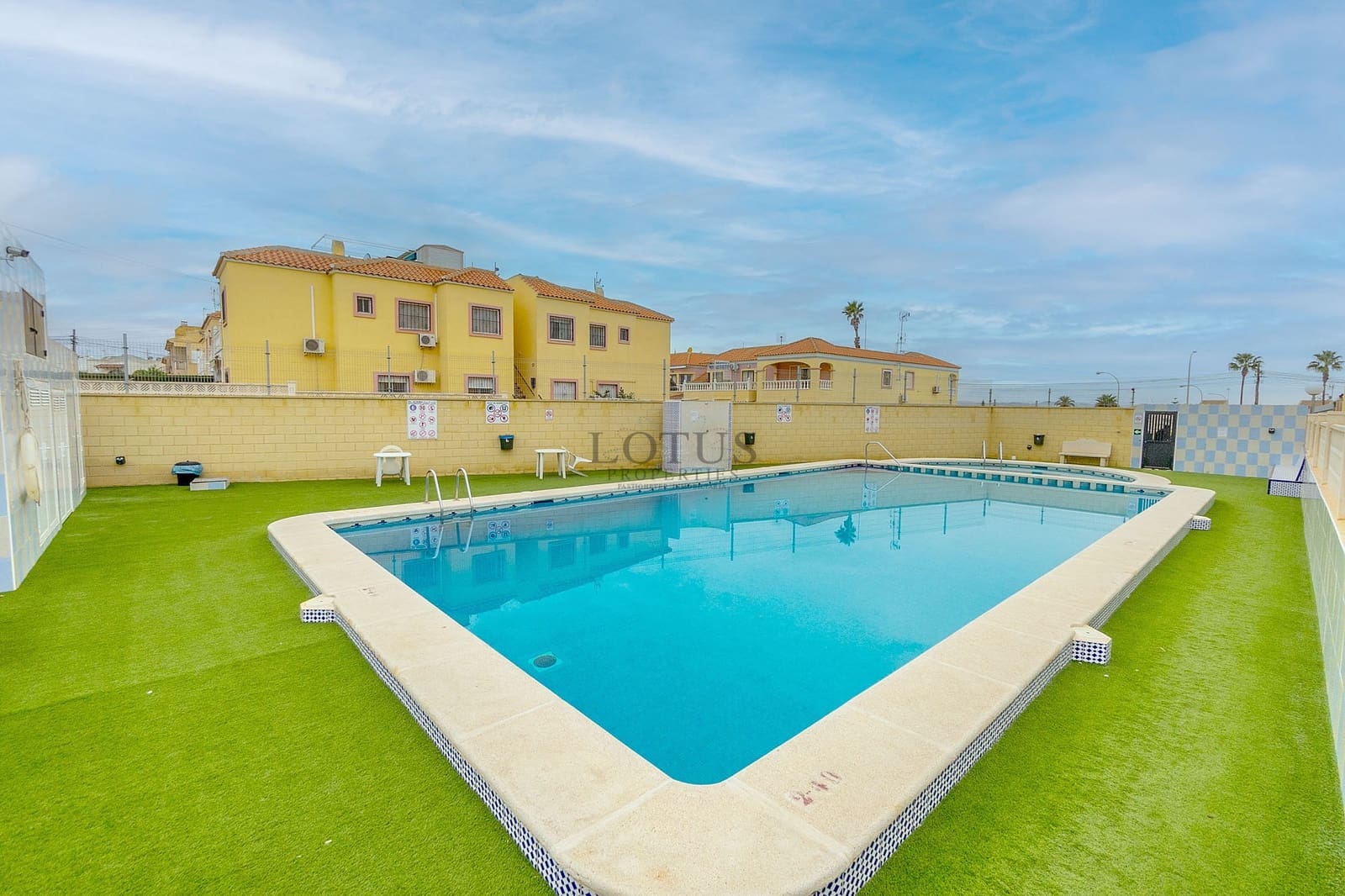 1 soveværelse Byhus til salg i Torrevieja med swimmingpool - € 114.900 (Ref: 9793663)