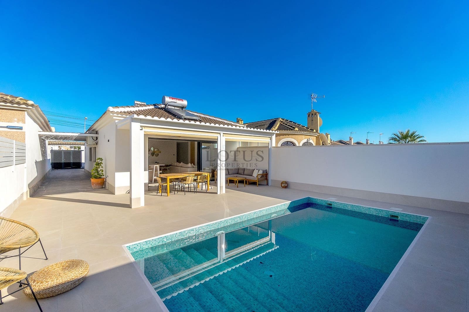 Pareado de 3 habitaciones en Torrevieja en venta con piscina - 459.000 € (Ref: 9841589)