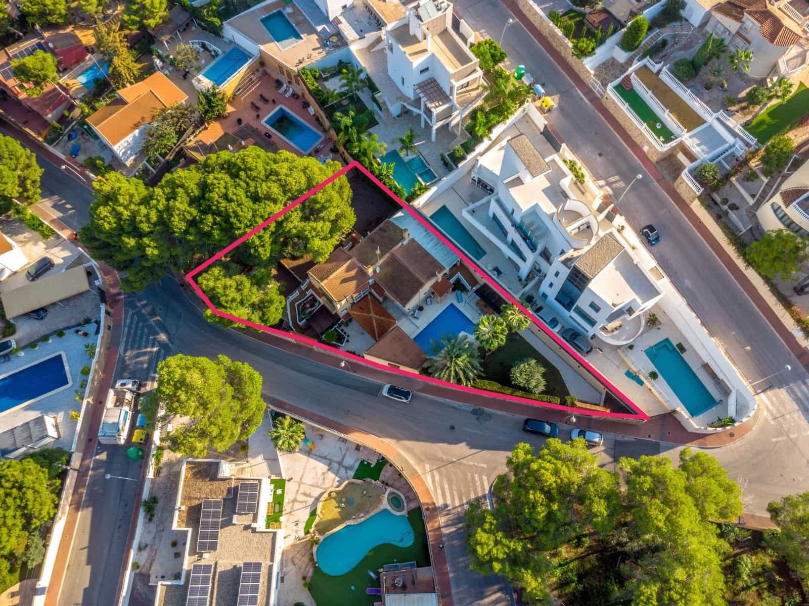 4 bedroom Villa for sale in Torrevieja with pool - € 490,000 (Ref: 9861113)
