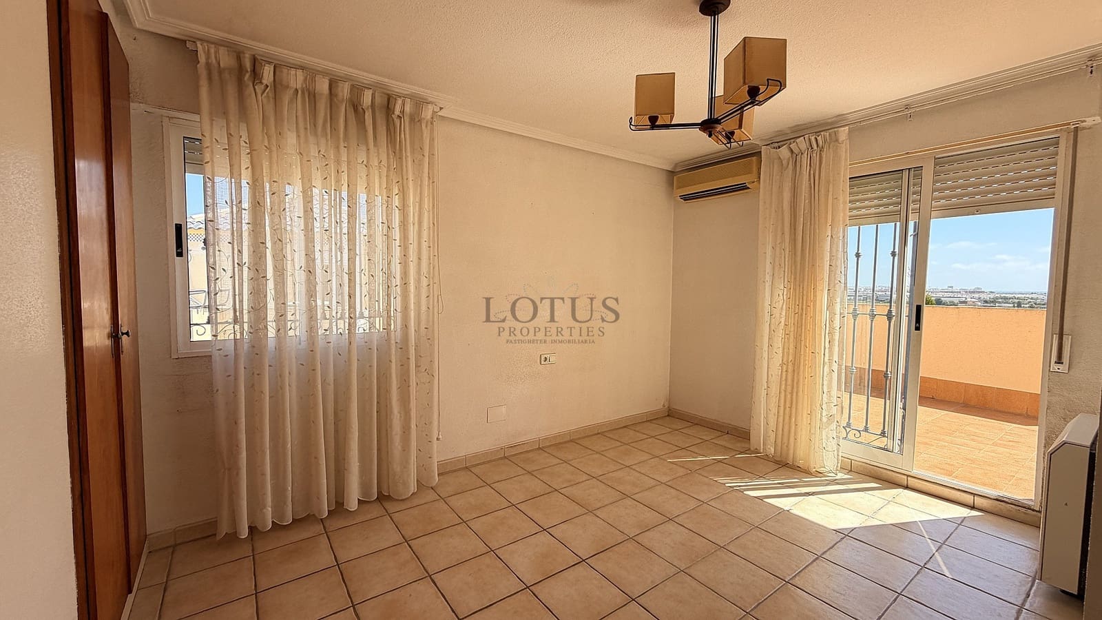 3 soveværelse Byhus til salg i Torrevieja med swimmingpool - € 234.000 (Ref: 9911978)