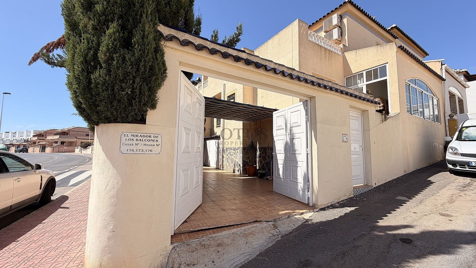 3 soveværelse Byhus til salg i Torrevieja med swimmingpool - € 234.000 (Ref: 9911978)