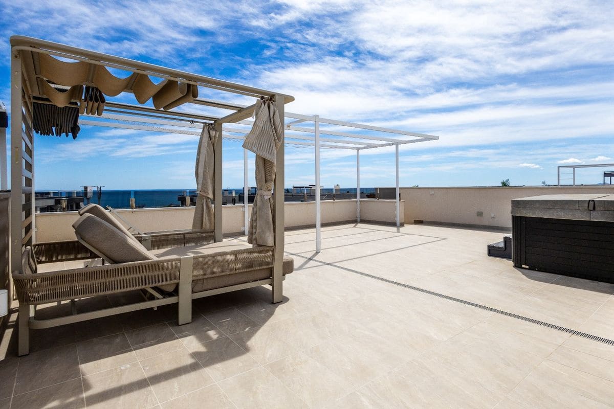 2 soverom Penthouse til salgs i Playa Flamenca med svømmebasseng - € 489 000 (Ref: 9955661)
