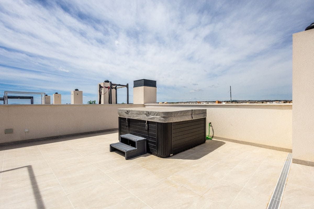 2 soverom Penthouse til salgs i Playa Flamenca med svømmebasseng - € 489 000 (Ref: 9955661)