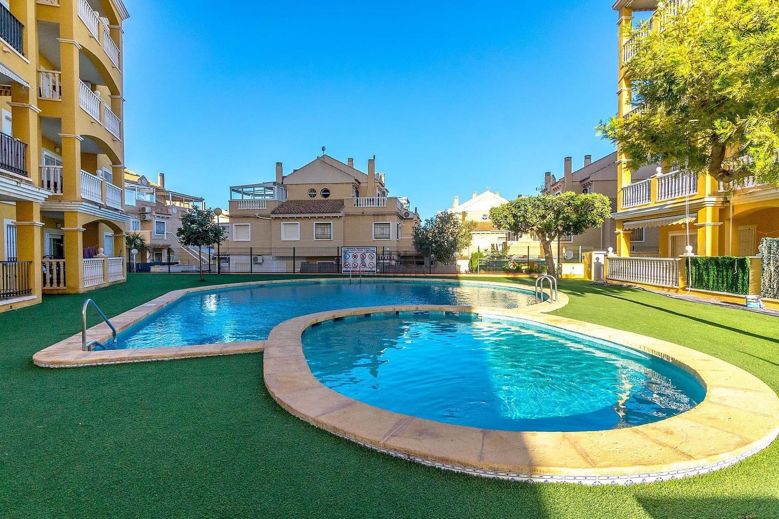 2 sypialnia Penthouse na sprzedaż w Torrevieja z basenem - 199 000 € (Ref: 9981484)