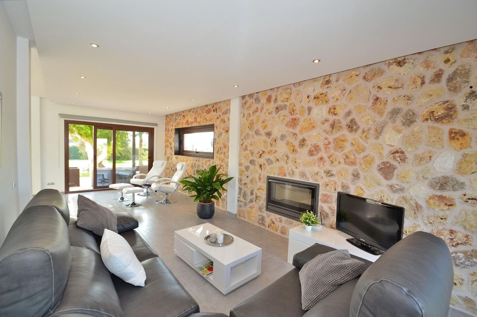 4 bedroom Finca/Country House for rent in Muro with pool - € 5,000 (Ref: 9797325)