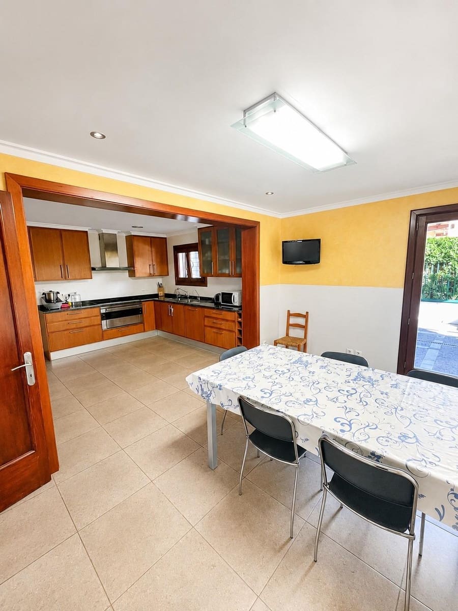 2 bedroom Beach Apartment for rent in Alcudia - € 1,800 (Ref: 9916046)