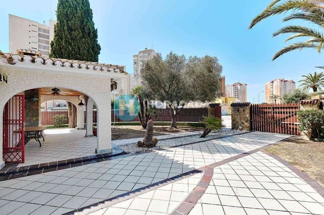 4 bedroom Villa for sale in Dehesa de Campoamor, Orihuela - € 790,000 (Ref: 8737373)