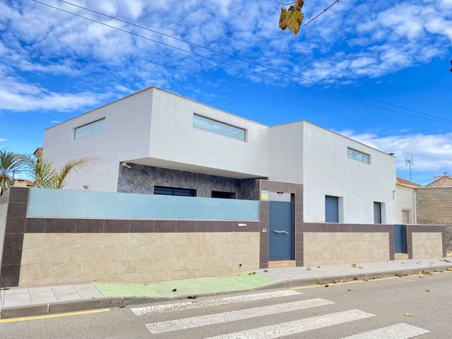 4 soverom Kjedet enebolig til salgs i Torre de la Horadada, Pilar de la Horadada med svømmebasseng - € 620 000 (Ref: 9481913)