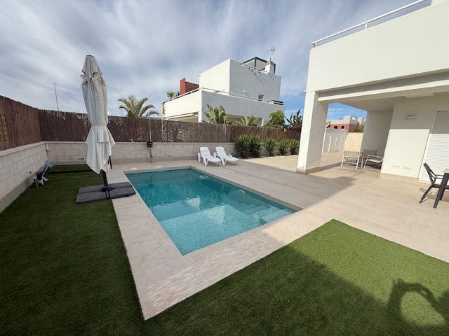 3 sypialnia Willa na sprzedaż w Pilar de la Horadada z basenem - 575 000 € (Ref: 9547600)