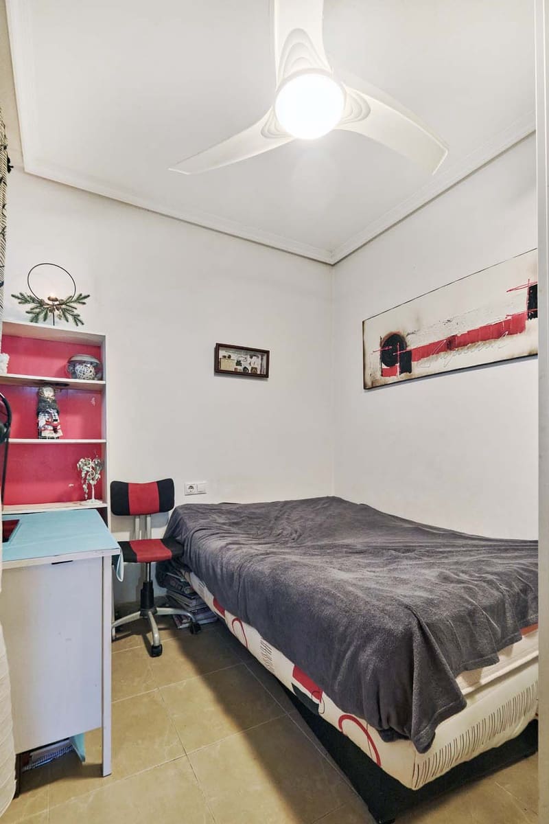 Casa de 3 habitaciones en Villamartin en venta - 249.000 € (Ref: 9548975)