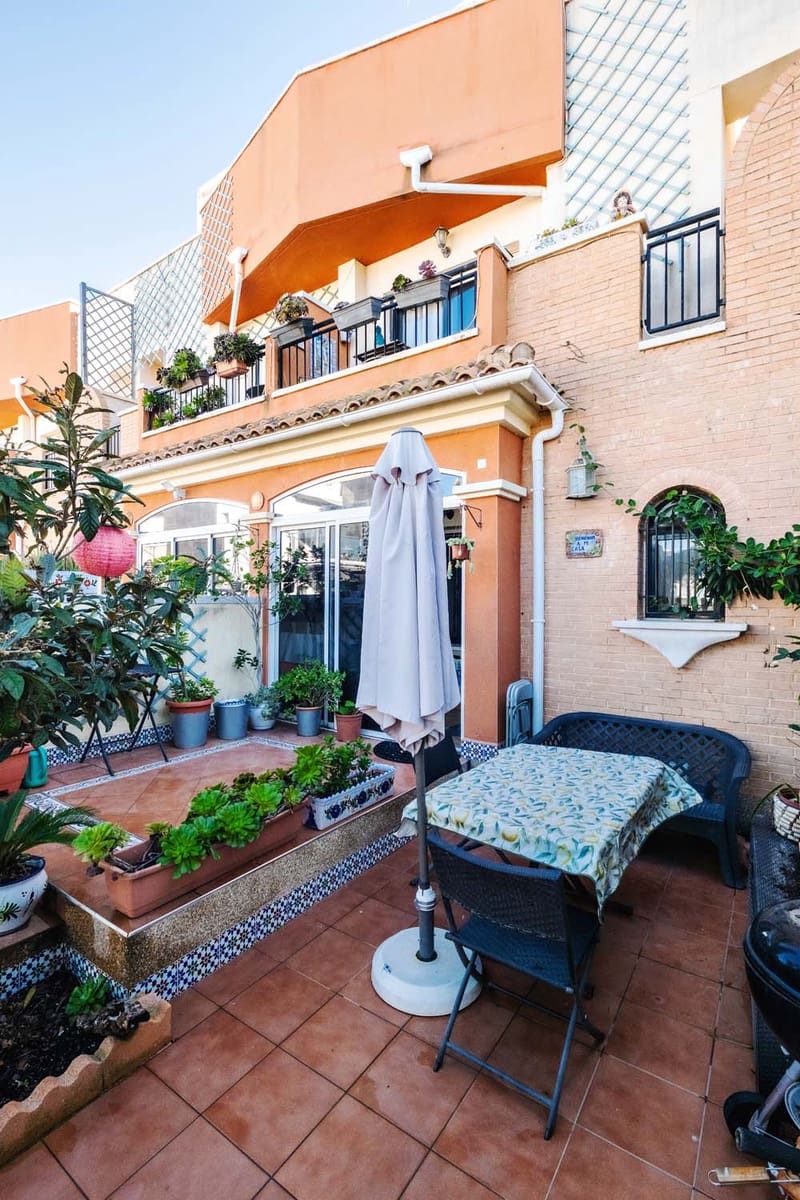 Casa de 3 habitaciones en Villamartin en venta - 249.000 € (Ref: 9548975)