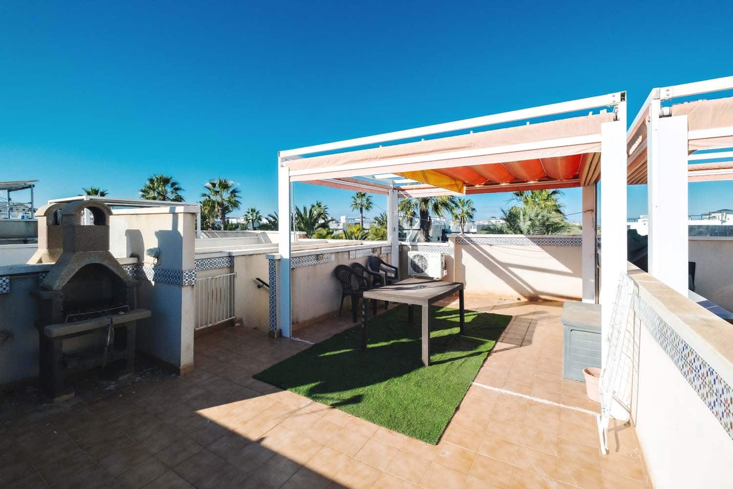 Casa de 3 habitaciones en Villamartin en venta - 249.000 € (Ref: 9548975)