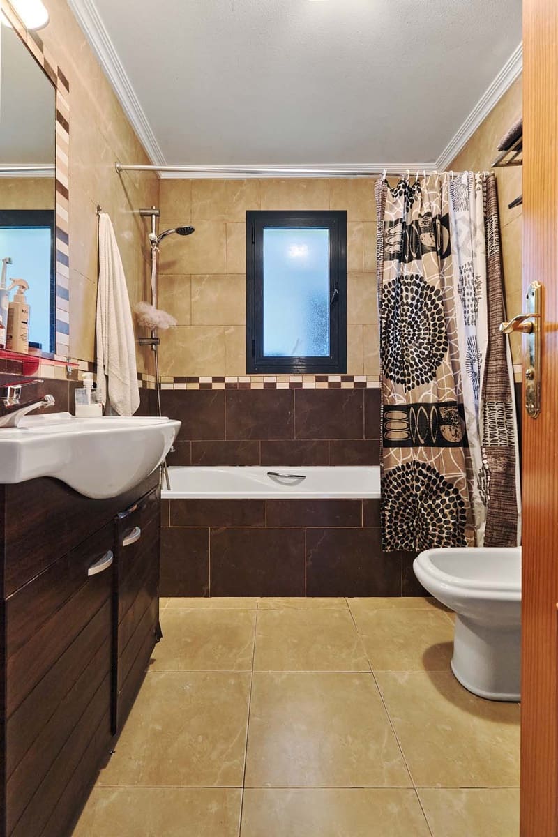 Casa de 3 habitaciones en Villamartin en venta - 249.000 € (Ref: 9548975)