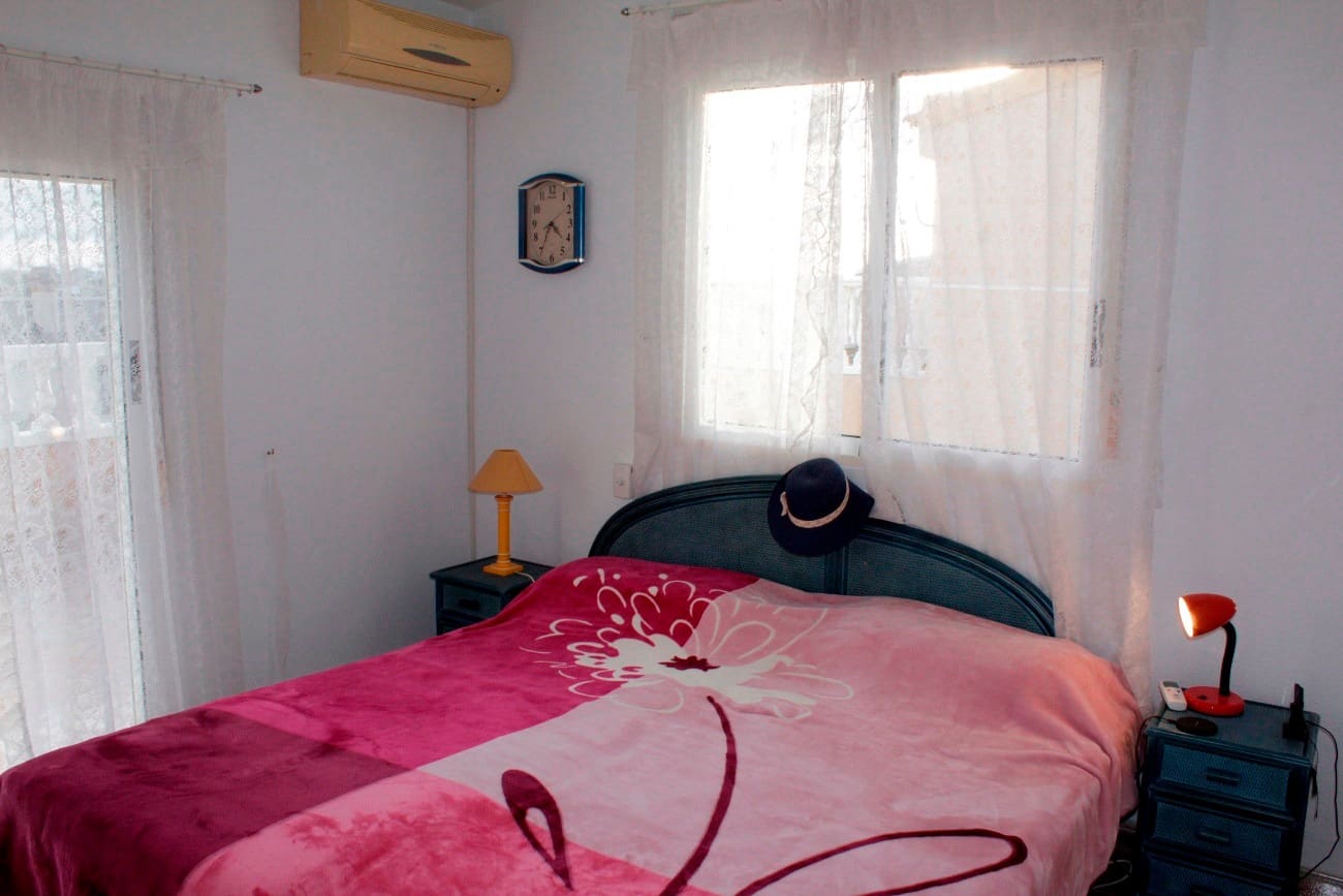 Pareado de 4 habitaciones en Torre de la Horadada en venta - 272.000 € (Ref: 9673949)