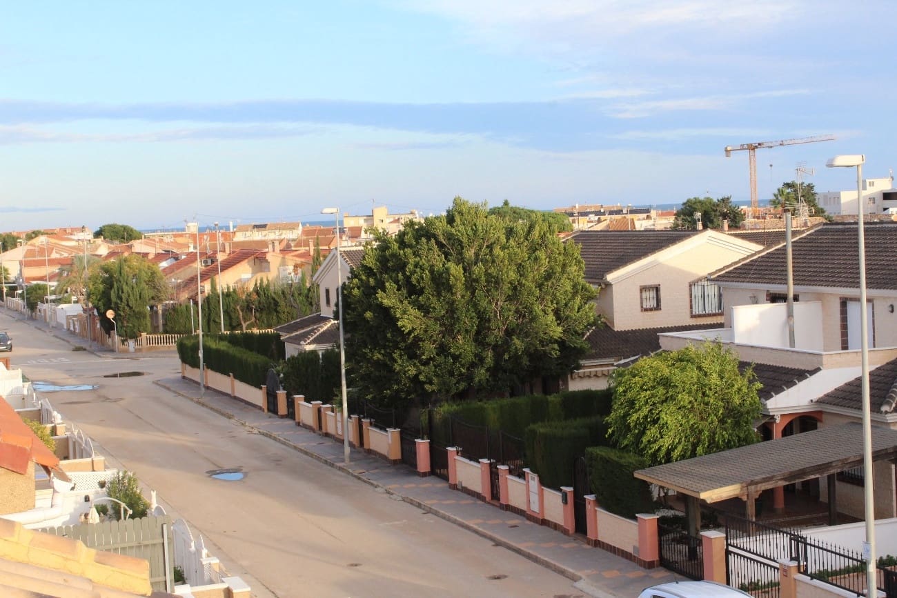 Pareado de 4 habitaciones en Torre de la Horadada en venta - 272.000 € (Ref: 9673949)