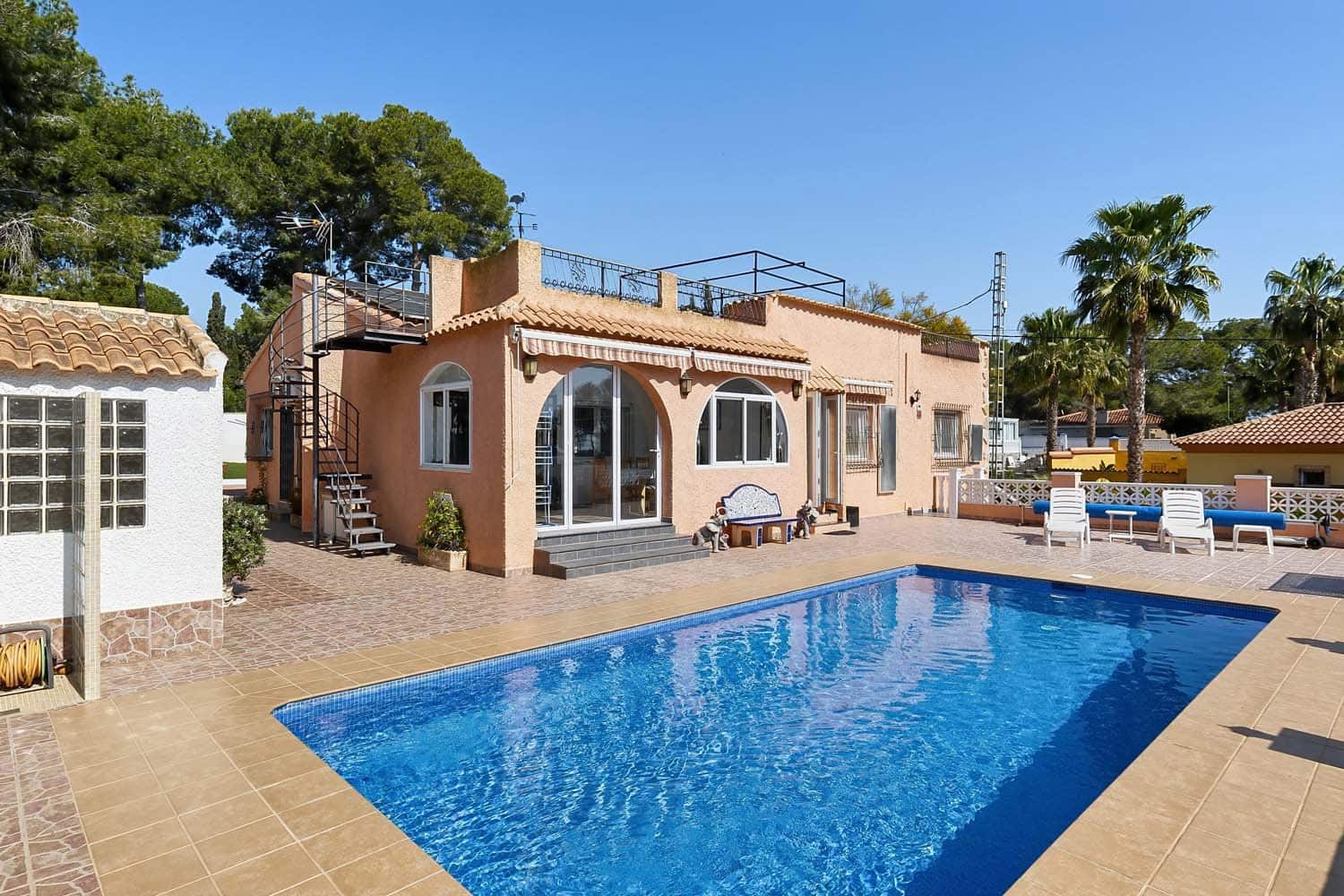 6 bedroom Villa for sale in Pinar de Campoverde with pool - € 525,000 (Ref: 9715365)