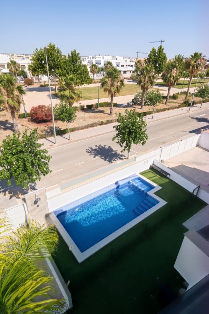 Apartamento de 2 habitaciones en Torre de la Horadada en venta - 289.000 € (Ref: 9910355)