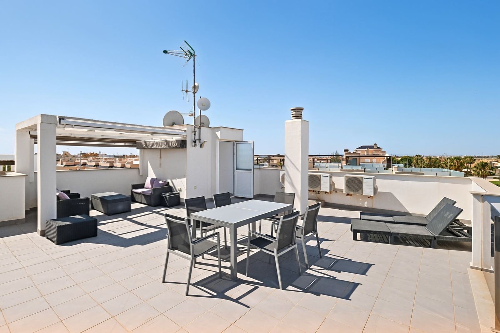 Apartamento de 2 habitaciones en Torre de la Horadada en venta - 289.000 € (Ref: 9910355)