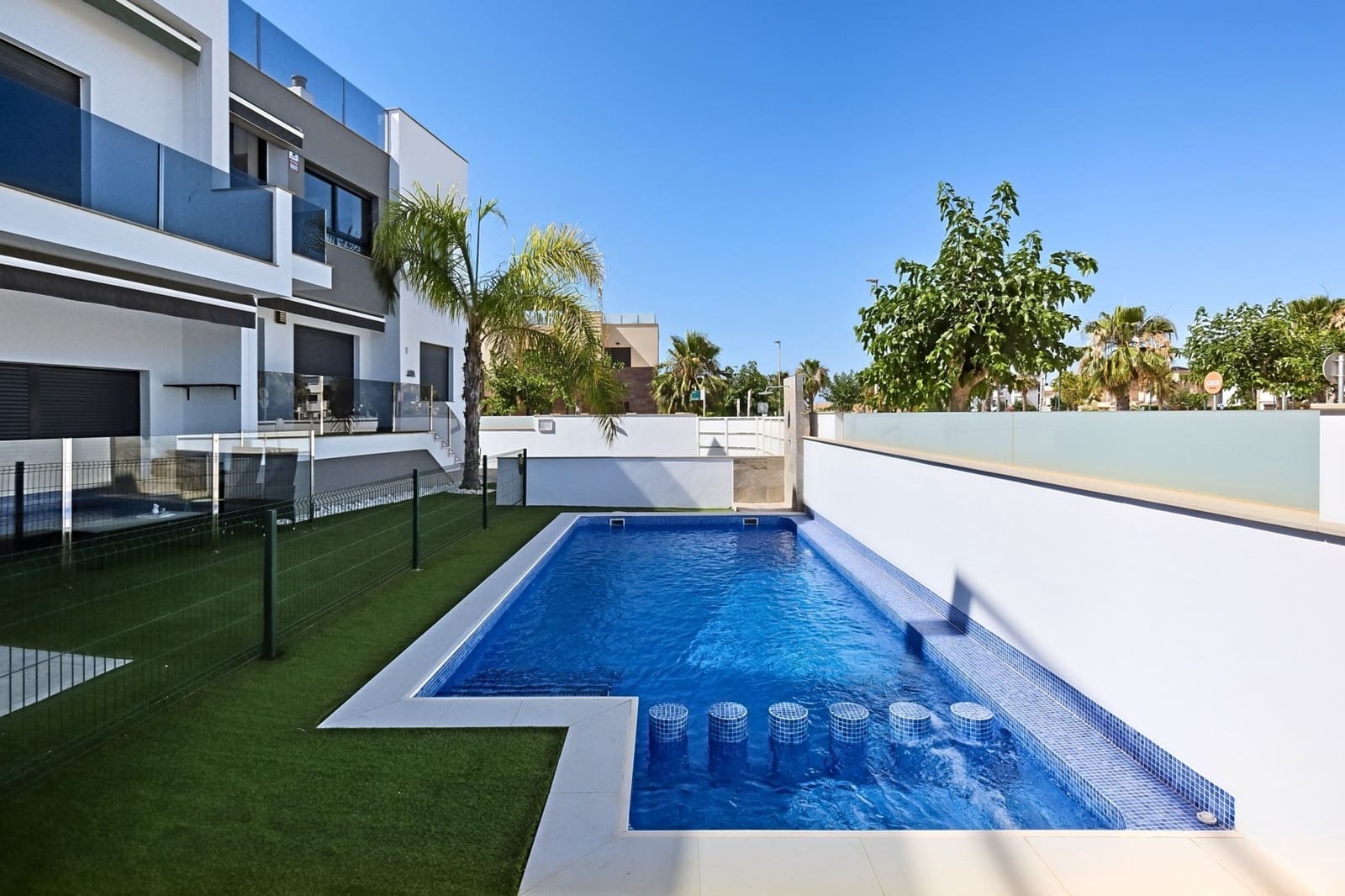 Apartamento de 2 habitaciones en Torre de la Horadada en venta - 289.000 € (Ref: 9910355)