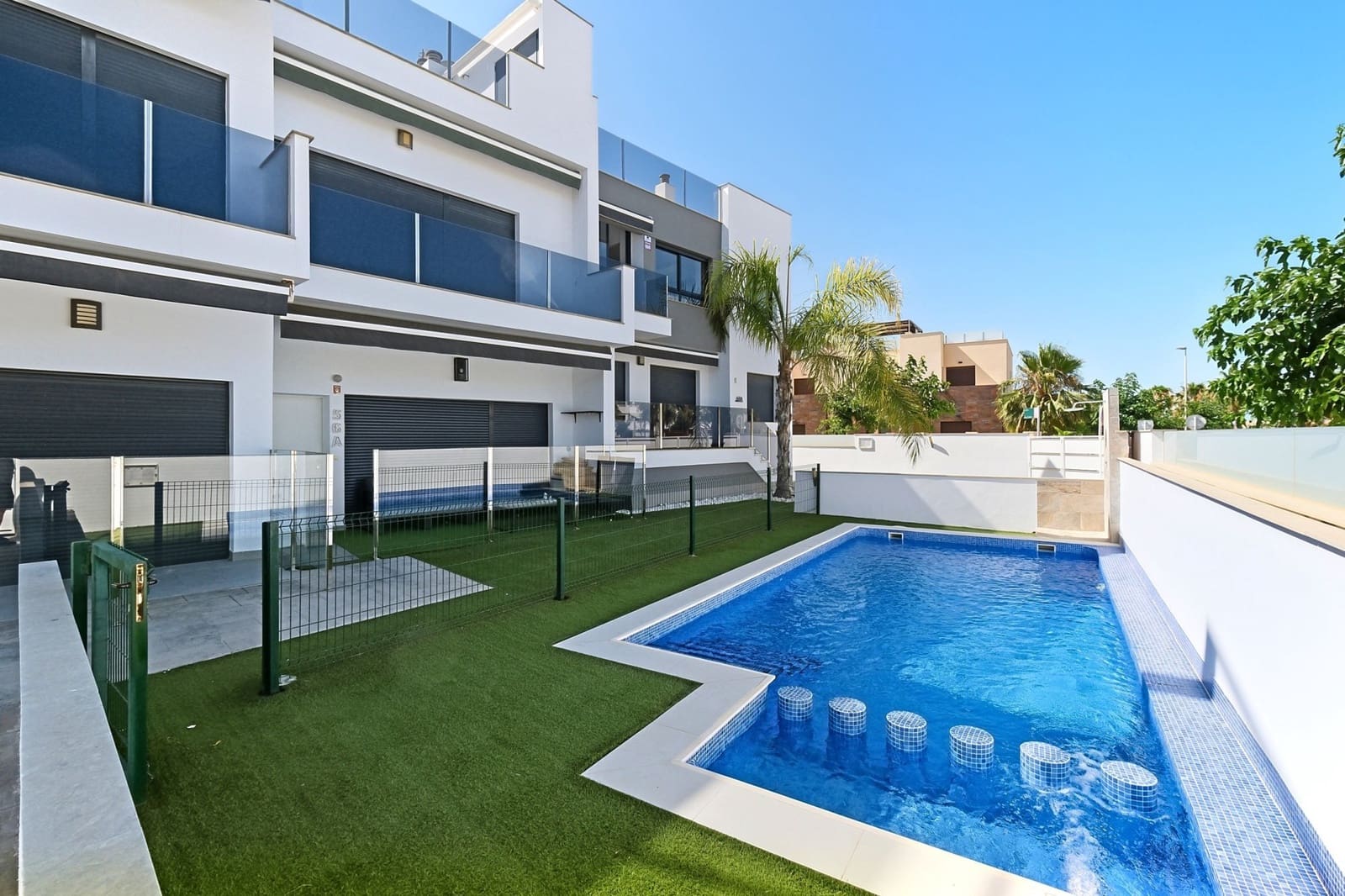 Apartamento de 2 habitaciones en Torre de la Horadada en venta - 289.000 € (Ref: 9910355)