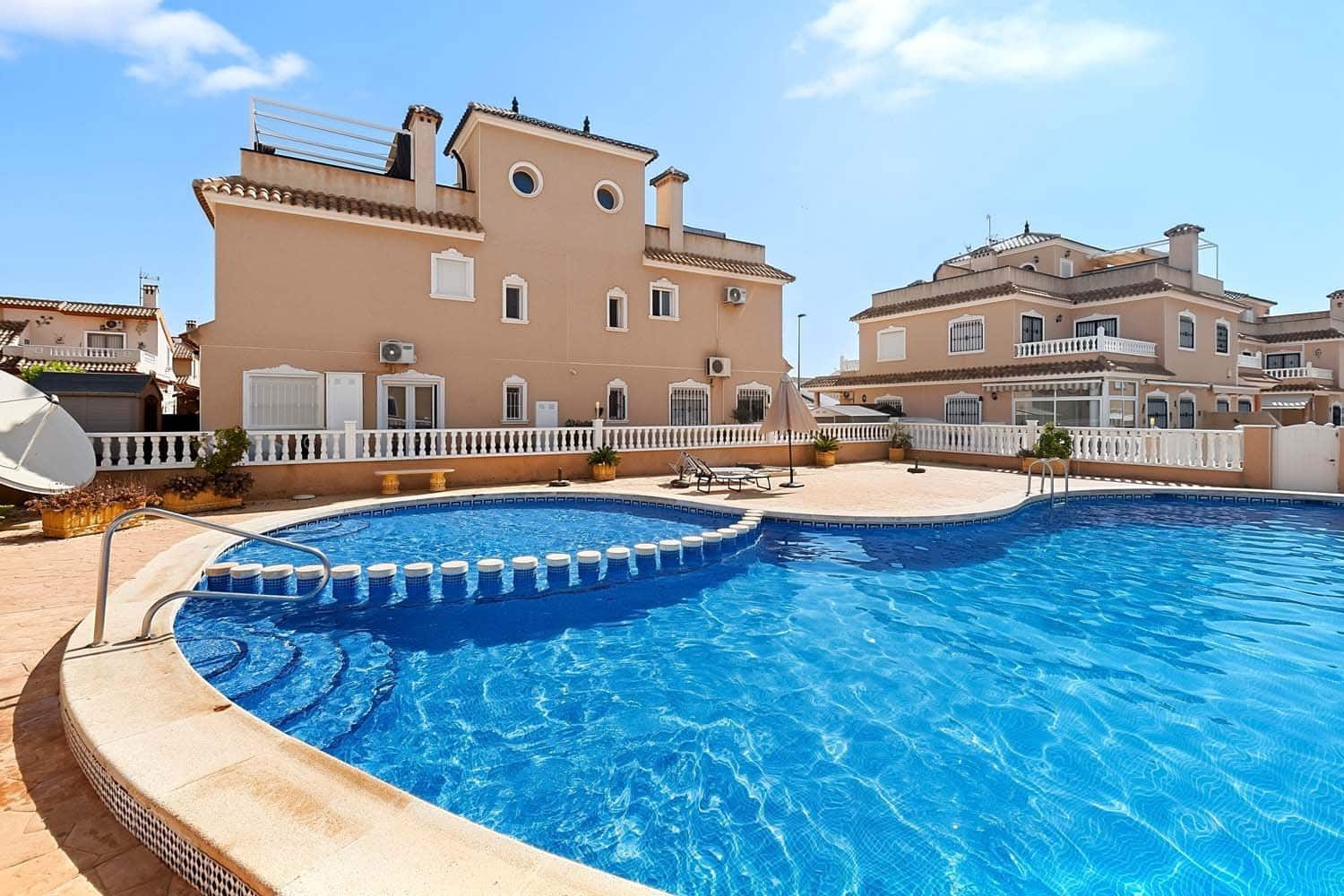Pareado de 2 habitaciones en Torre de la Horadada en venta con piscina - 230.000 € (Ref: 9941825)