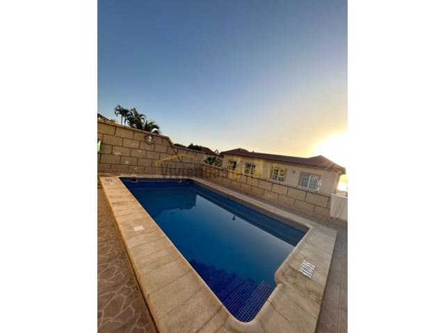 5 sovrum Villa till salu i Playa del Duque, Adeje med garage - 895 000 € (Ref: 9591875)