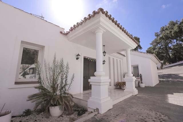 4 bedroom Villa for sale in Calahonda, Mijas with pool garage - € 1,250,000 (Ref: 9337059)