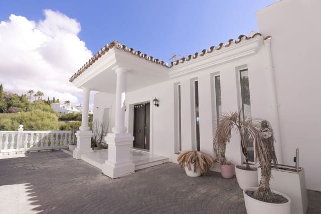 4 bedroom Villa for sale in Calahonda, Mijas with pool garage - € 1,250,000 (Ref: 9337059)