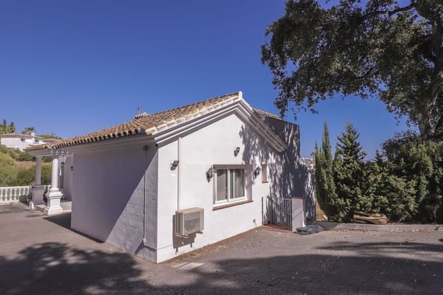 4 bedroom Villa for sale in Calahonda, Mijas with pool garage - € 1,250,000 (Ref: 9337059)