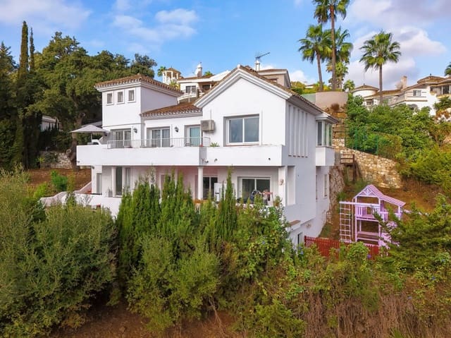 4 bedroom Villa for sale in Calahonda, Mijas with pool garage - € 1,250,000 (Ref: 9337059)