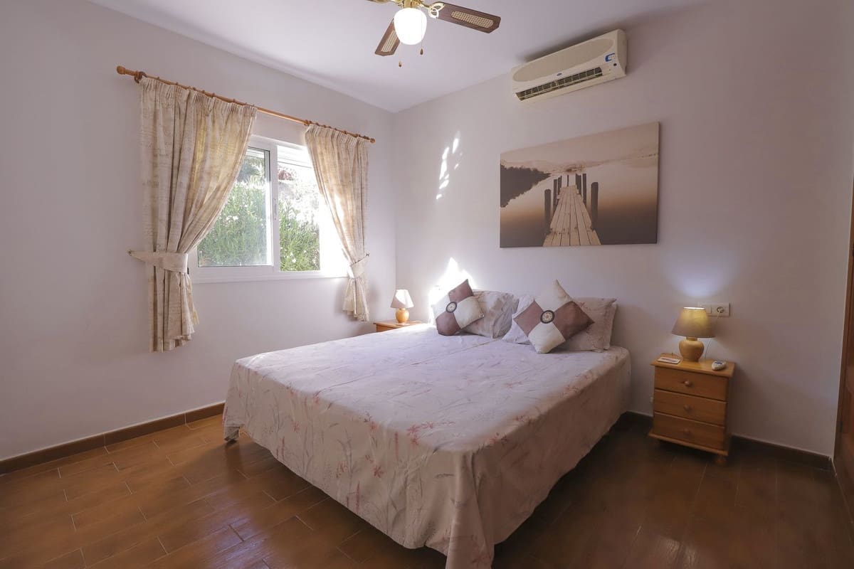 4 soveværelse Villa til salg i Vinuela med swimmingpool garage - € 595.000 (Ref: 9337061)